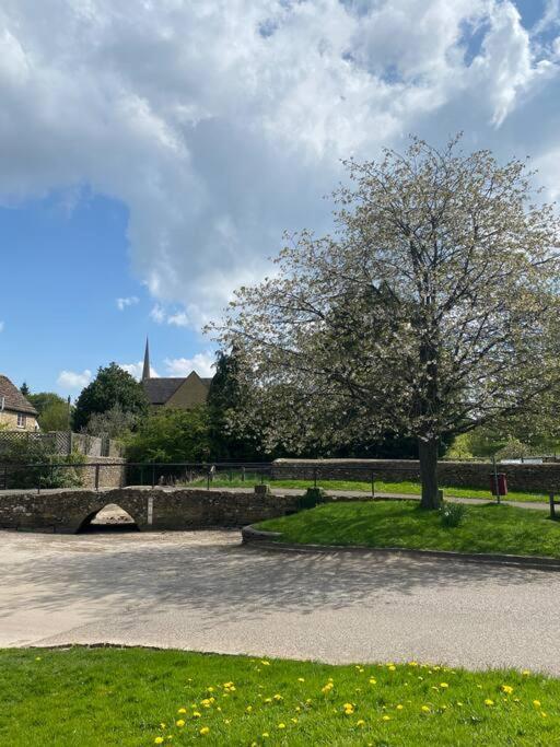 Stylish One Bedroom Cotswold Coach House 테트버리 외부 사진