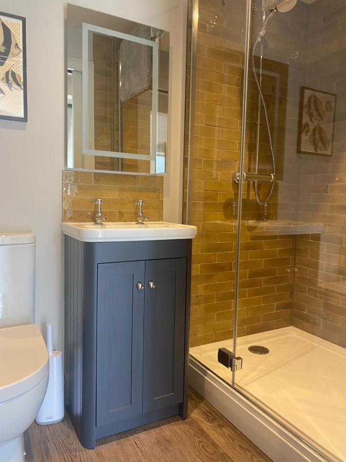 Stylish One Bedroom Cotswold Coach House 테트버리 외부 사진